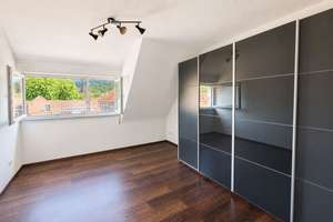 Charmante 3-Zimmer-Dachgeschosswohnung mit traumhafter Aussicht über Uhlbach
