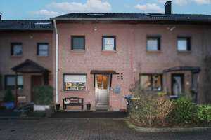 Einziehen & Wohlfühlen: Reihenmittelhaus mit Garage und Garten (Erbbaurecht) – Die vollständige Adresse der Immobilie erhältst du vom Anbieter., 47167 Neumühl, Duisburg – Vorschaubild 1