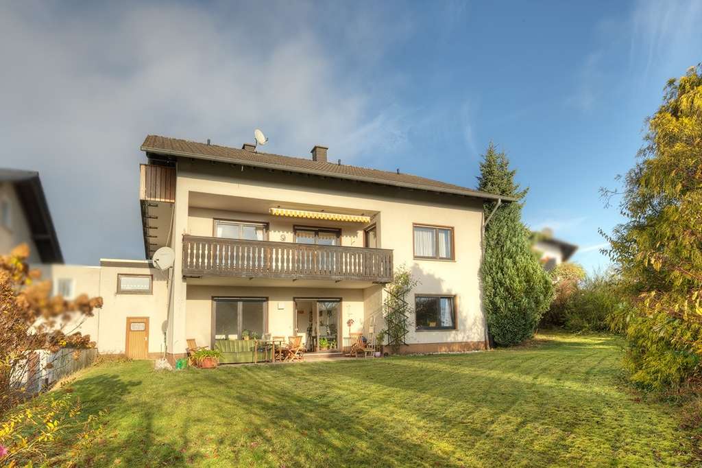 Immobilie in Altenkirchen (Westerwald) - Gepflegtes Mehrfamilienhaus mit drei separat zugänglichen Wohnungen in ansprechender Wohnlage! - Bild 1