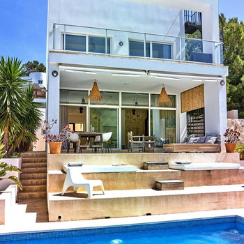 Modernes Einfamilienhaus mit privatem Pool