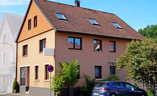 Freistehendes Einfamilienhaus mit separater Gewerbeeinheit