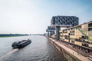 Kranhaus, hochwertig ausgestattete 2-Zimmer-Wohnung mit zwei Bädern und Balkonen sowie Stellplatz