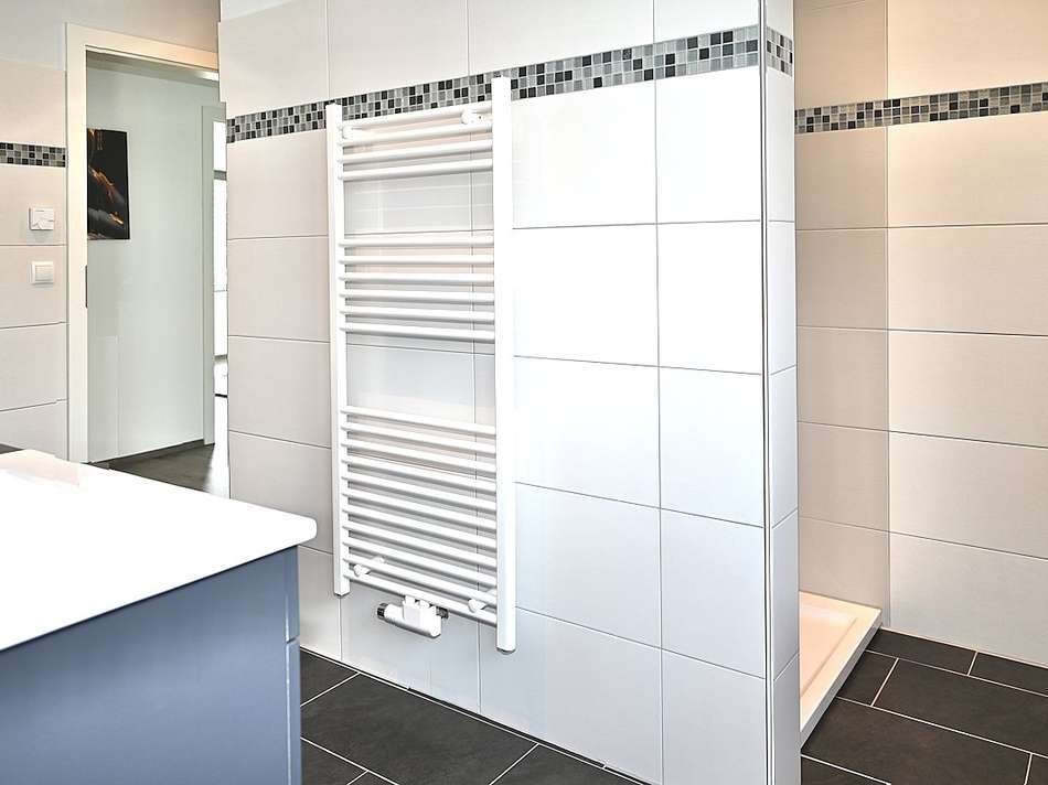 DG Badezimmer Blick zur Dusche