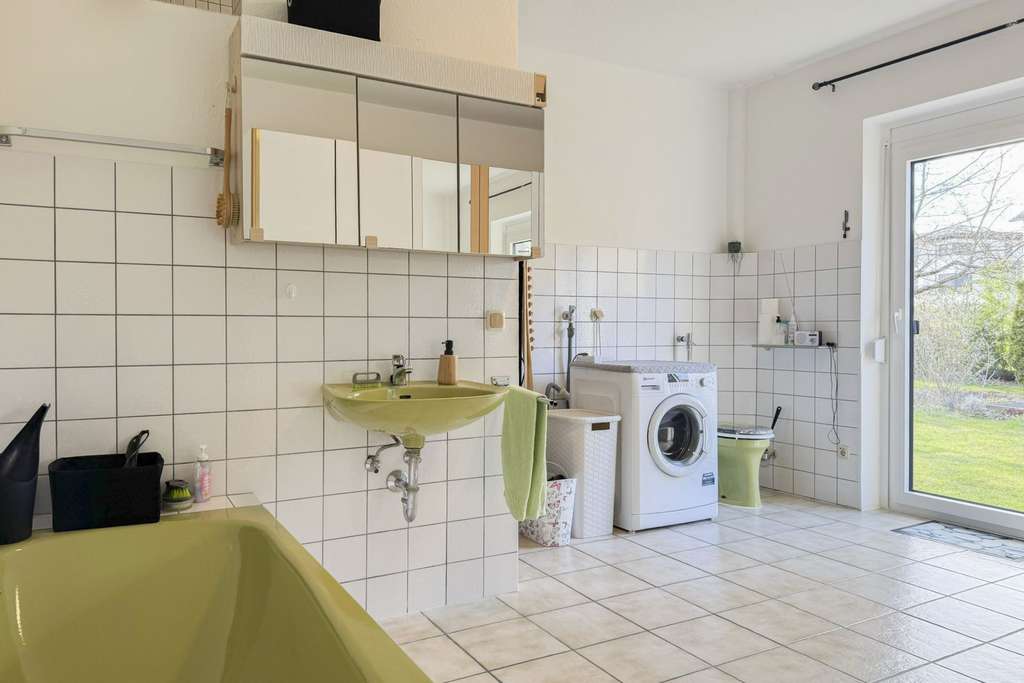 Immobilie in Schlüsselfeld - Traumgarten mit Südwestlage, Terrassen und Garagen – Einfamilienhaus in ruhiger Lage - Bild 4