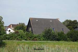Modernisiertes Einfamilienhaus mit ausgebautem Dachgeschoss, Garage und Nebengebäuden