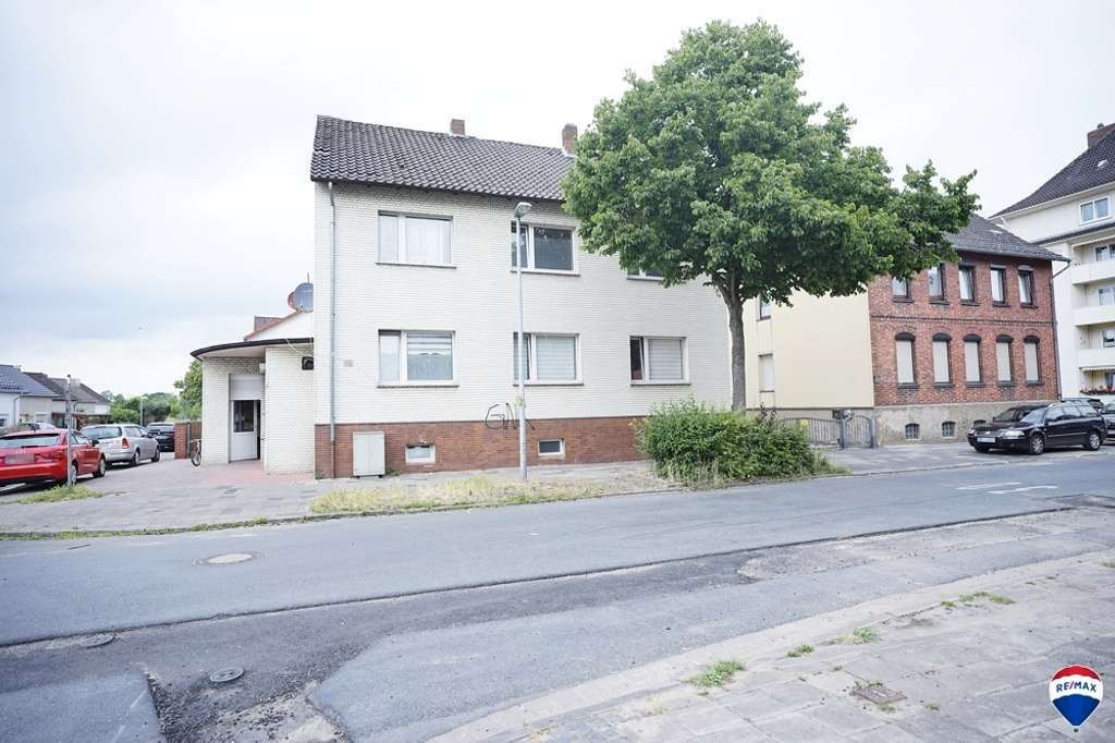 Immobilie in Lehrte - Zentral in Lehrte: Sanierungsbedürftiges Mehrfamilienhaus in Bahnhof-Nähe! - Bild 0