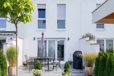 Modernes Reihenhaus (BJ 2015, A+) mit Garten, 3 Bädern, Wärmepumpe und 2 Stellplätzen in Wiesbaden