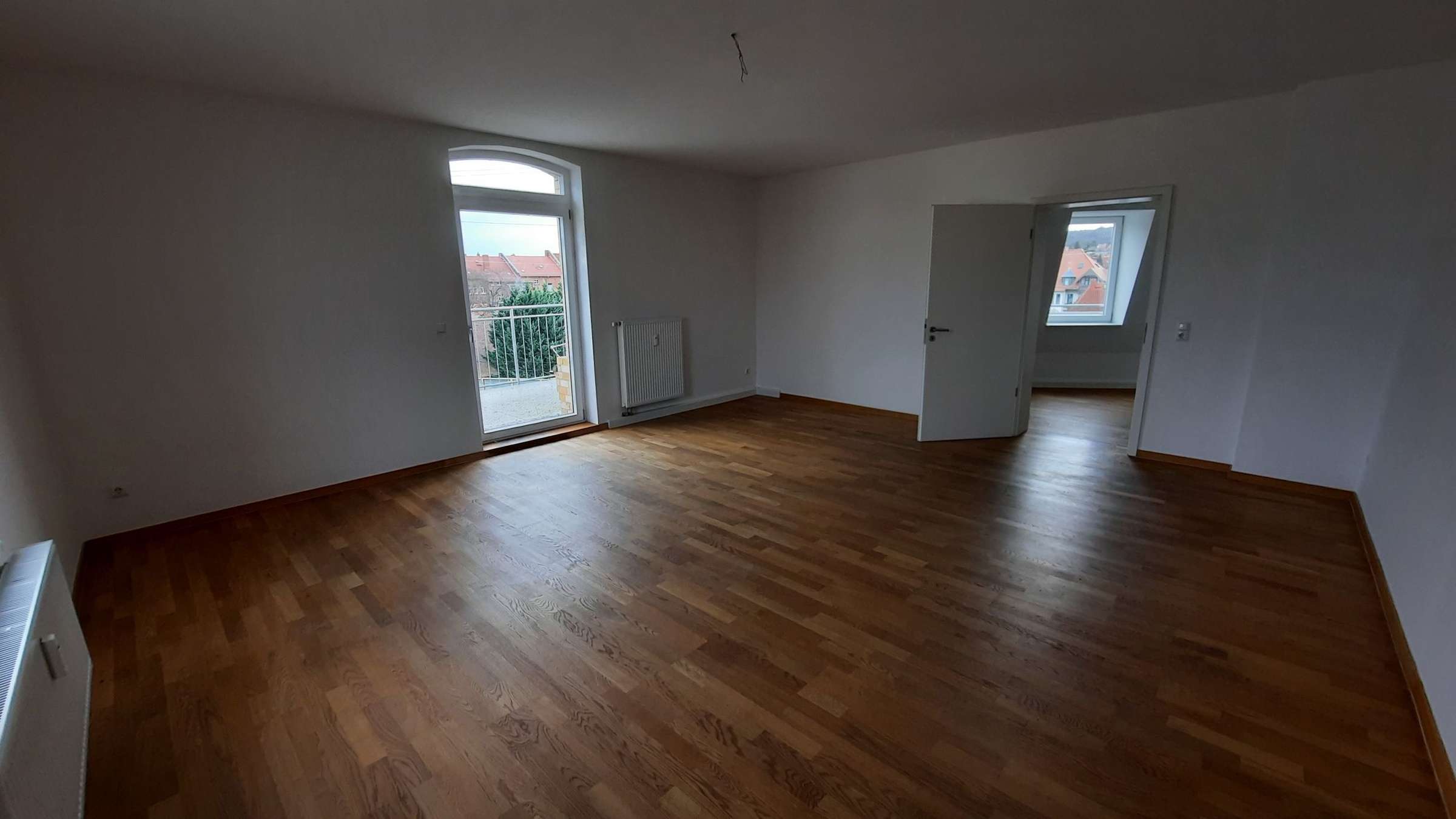 Große und moderne 2-Zimmer-DG-Wohnung mit Balkon in Erfurt