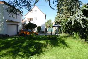 Mehrfamilienhaus mit Nebengebäude