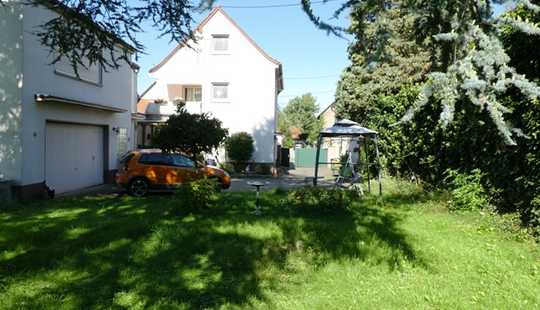 Bild von Mehrfamilienhaus mit Nebengebäude