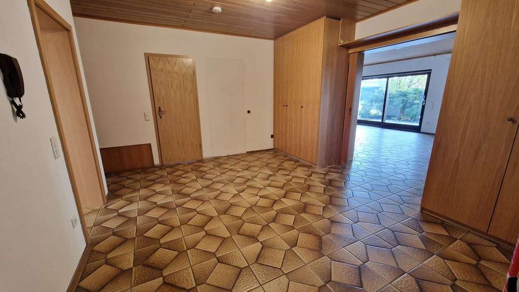 Immobilie in Großkrotzenburg - Zwei-Familienhaus mit Maisonette-Whg, Doppelgarage & Südgrundstück am Feld - Bild 3