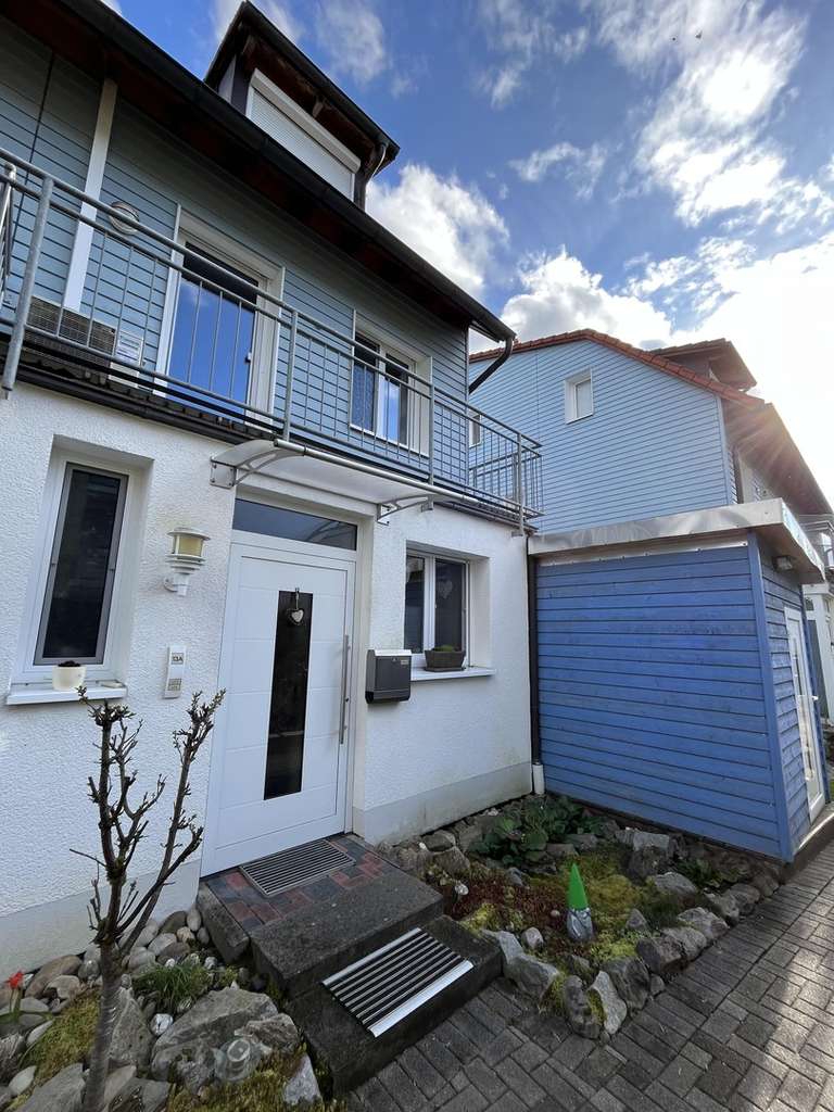 Immobilie in Kirchzarten - Reihenendhaus mit Kamin, PV, Klimaanlage, Südterrasse & 2 TG‑Stellplätzen in Kirchzarten - Bild 3