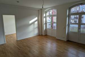 Erstbezug mit EBK und Parkett: 2-Zi.-Wohnug im Hochparterre mit Balkon und Fußbodenheizung