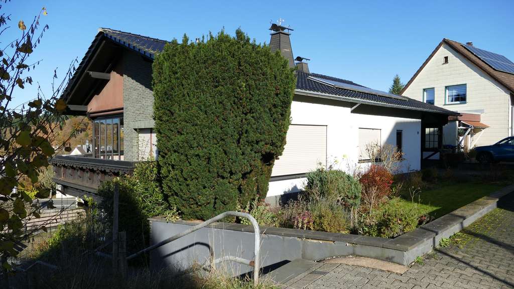 Immobilie in Jünkerath - Gepflegtes 1-2 Familienhaus mit schöner Aussicht, provisionsfrei - Bild 1
