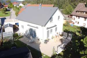Eingebettet in idyllisch ruhiger Lage ** Gepflegtes Wohnhaus mit vielen Extras ** Energetisch und we – Schwarzwaldsträßle 15, 75337 Calw (Kreis) – Vorschaubild 1