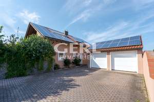 Idyllisches Einfamilienhaus mit großem Garten, Pool und moderner PV-Anlage – Die vollständige Adresse der Immobilie erhältst du vom Anbieter., 94553 Mariaposching – Vorschaubild 1
