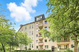 **Perfekt geschnittener Grundriss trifft auf charmante 3 Zimmer Altbauwohnung mit Balkon**