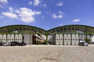 Wohnen im Industrie-Denkmal: 
Helle Dachgeschoss-Wohnung mit XXL-Terrasse und großem Südbalkon