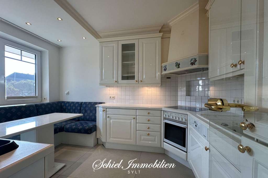 Immobilie in Wenningstedt-Braderup (Sylt) - Geräumige 2 ½-Zi.-Eigentumswohnung in ruhiger Lage,  West-Terrasse, Sauna und Pkw-Stellplatz - Bild 1