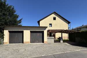 Gepflegtes Zweifamilienhaus in ruhiger Siedlungslage in Altdorf! – Die vollständige Adresse der Immobilie erhältst du vom Anbieter., 84032 Altdorf – Vorschaubild 1