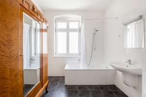 Ein Rückzugsort mitten in der Stadt – Stilvolle Altbauwohnung mit sonnigem Westbalkon – Die vollständige Adresse der Immobilie erhältst du vom Anbieter., 10117 Mitte (Ortsteil), Berlin – Vorschaubild 9