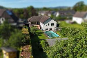 1517 m² Freiheit – freistehender Bungalow mit Pool und großem Garten in Sinzig zu verkaufen – Die vollständige Adresse der Immobilie erhältst du vom Anbieter., 53489 Sinzig – Vorschaubild 2