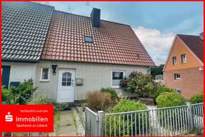 Doppelhaushälfte mit viel Potenzial auf einem großen Erbpachtgrundstück – Die vollständige Adresse der Immobilie erhältst du vom Anbieter., 23570 Travemünde, Lübeck – Vorschaubild 1