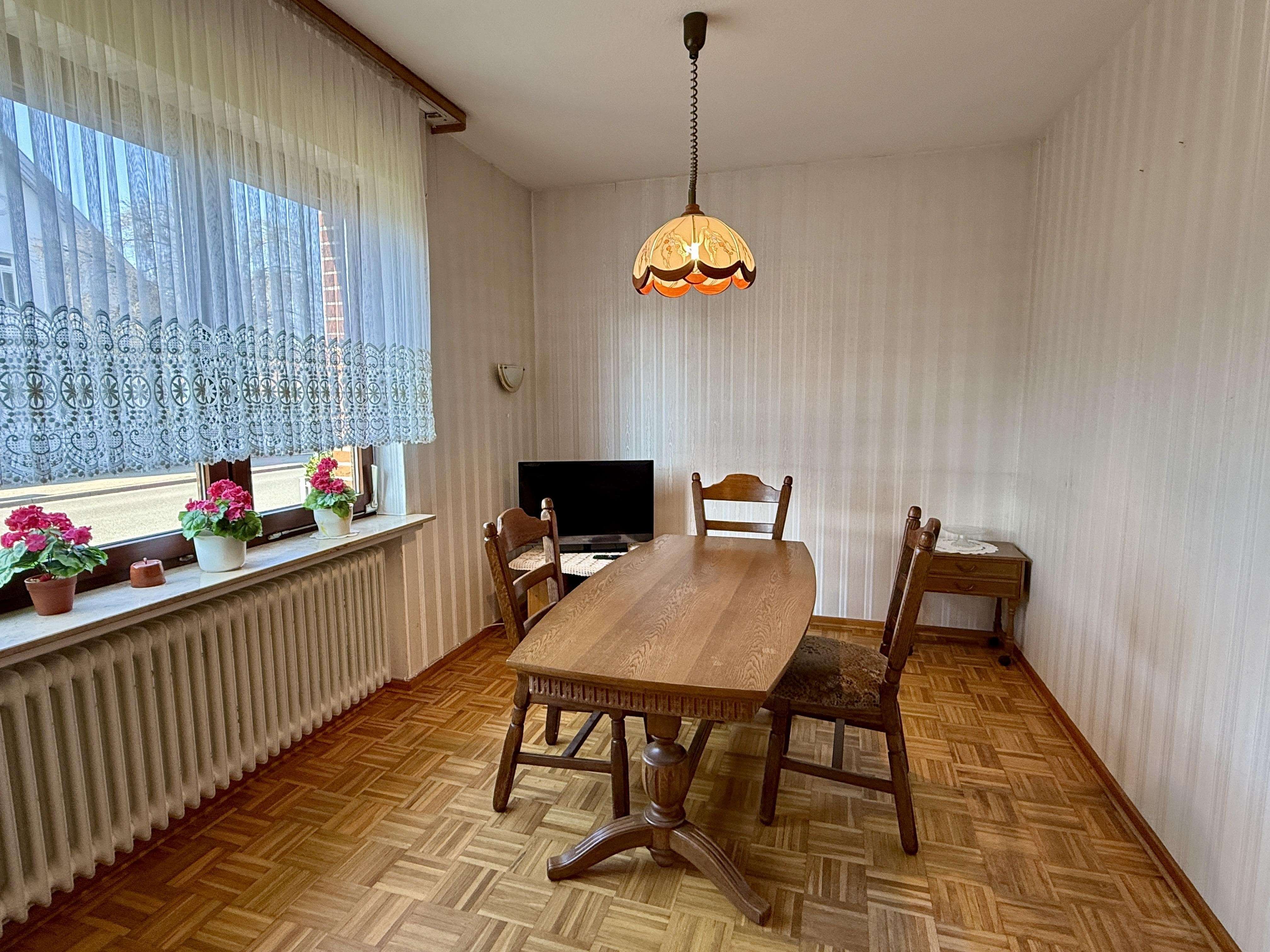 Immobilie in Hude (Oldenburg) - Zweifamilienhaus mit großem Grundstück und viel Nutzfläche - Bild 3