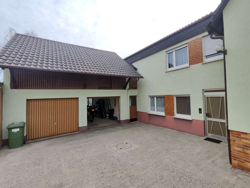 Immobilie in Walzbachtal - Doppelhaushälfte mit Ausbaupotenzial in bevorzugter Lage – mit Garten & Doppelgarage - Bild 1