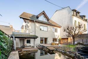 DOPPELTES GLÜCK
Einfamilienhaus + Dreifamilienhaus