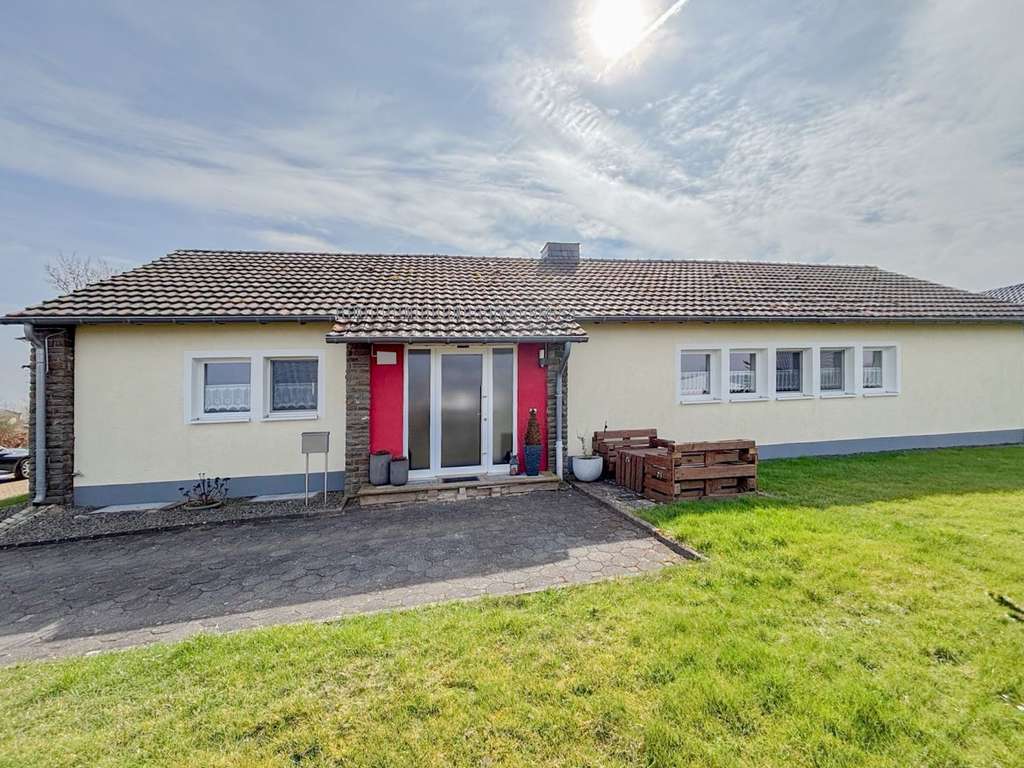 Immobilie in Blankenheim - Heller Bungalow mit großem Garten und Doppelgarage in Blankenheim-Ripsdorf - Bild 0