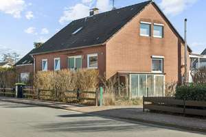 Großes Einfamilienhaus mit Kamin u. Garage in Garbsen-Schloss Ricklingen – renovierungsbedürftig – Die vollständige Adresse der Immobilie erhältst du vom Anbieter., 30826 Garbsen – Vorschaubild 1