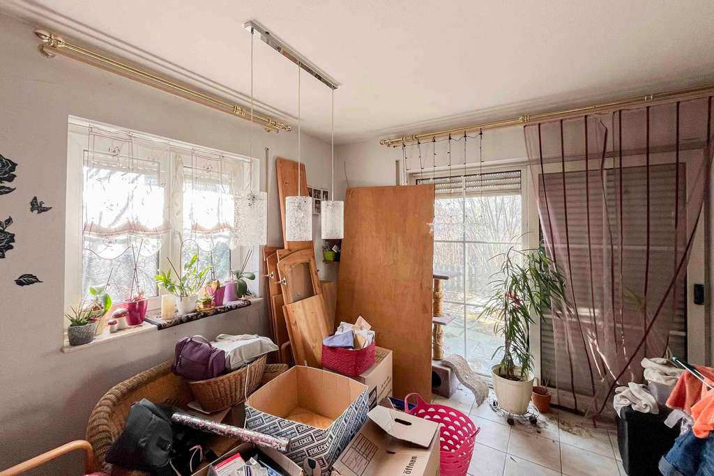 Immobilie in Steinfeld - Freistehendes Einfamilienhaus mit Doppelgarage und großem Grundstück in Hausen/Steinfeld - Bild 2