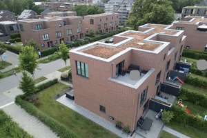 Modernes 5-Zi.-Endreihenhaus (ca. 130 m²) mit Garten & Dachterrasse, E-Parkplätze