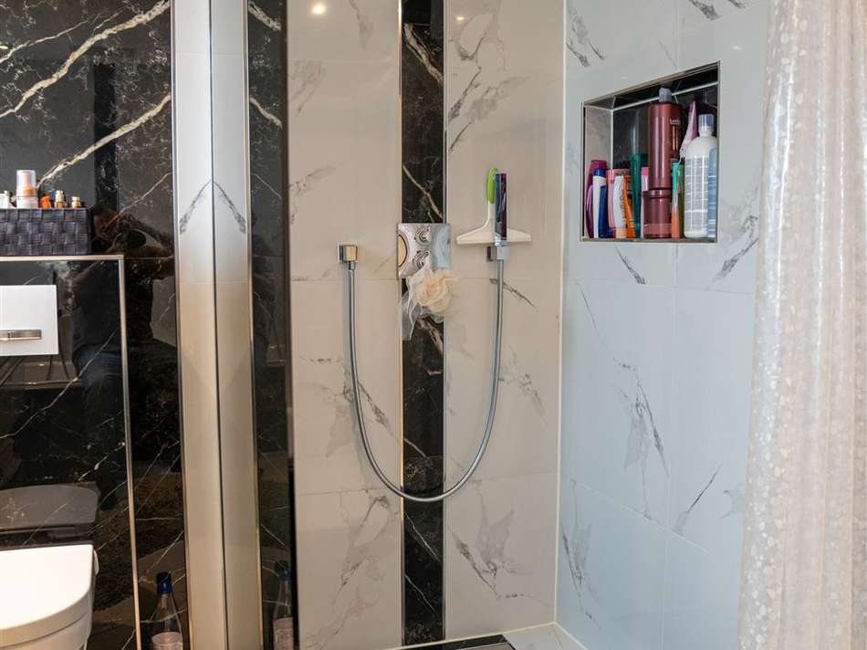 Moderne Dusche...