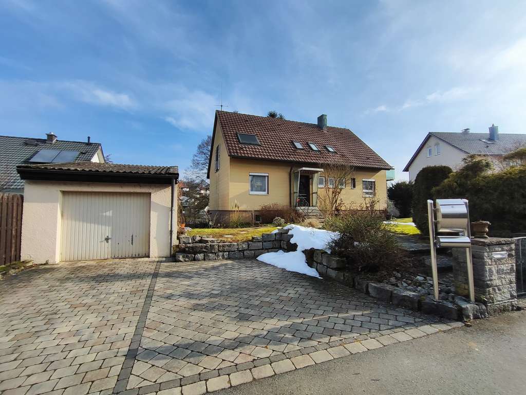 Immobilie in Bretzfeld - Gepflegtes Zweifamilienhaus (2× 3 Zimmer) mit großem Garten, Balkon & Garage–bezugsfrei ab 01.04.26 - Bild 2