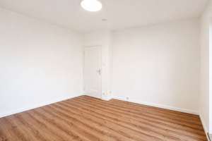 Frisch renovierte 2-Zimmer-Wohnung mit Loggia und Grünblick – bezugsfrei in Reinickendorf – Lienemannstraße 23, 13403 Reinickendorf (Ortsteil), Berlin – Vorschaubild 3