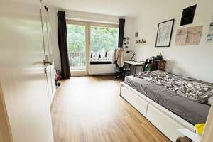 Direkt einziehen! 4 Zimmer mit Einbauküche, 2 Balkone & Blick ins Grüne, Duschbad, Gäste-WC, Aufzug – Klerschweg 7, 50968 Bayenthal, Köln – Vorschaubild 3