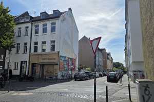 Altbau mit Grundstück, 2 km vom Dom, 6 m Front, 30 m Seite - zur Renovierung oder Neubau – Hartwichstrasse 65, 50733 Köln – Vorschaubild 1