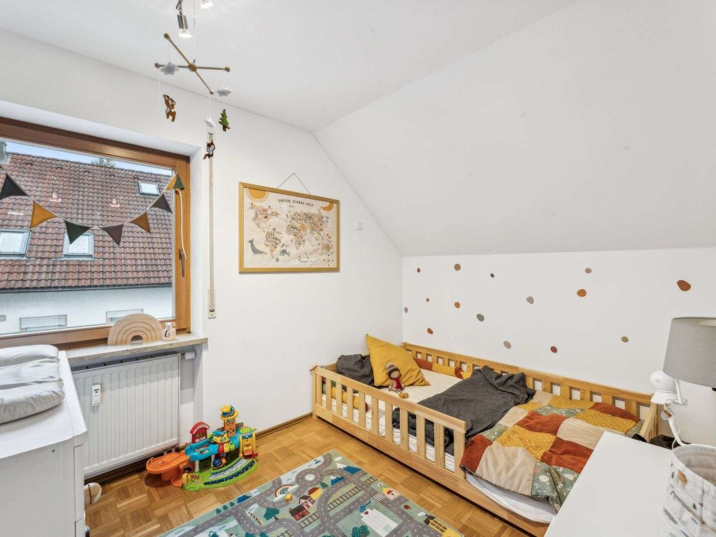 Immobilie in Neukirchen bei Sulzbach-Rosenberg - 3-Zimmer-Maisonette-Wohnung mit Balkon, ausgebautem Spitzboden und Garage - Bild 2