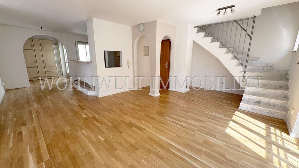 Raffiniert geschnittene 4 Zi.-Maisonette-ETW mit Dachterrasse