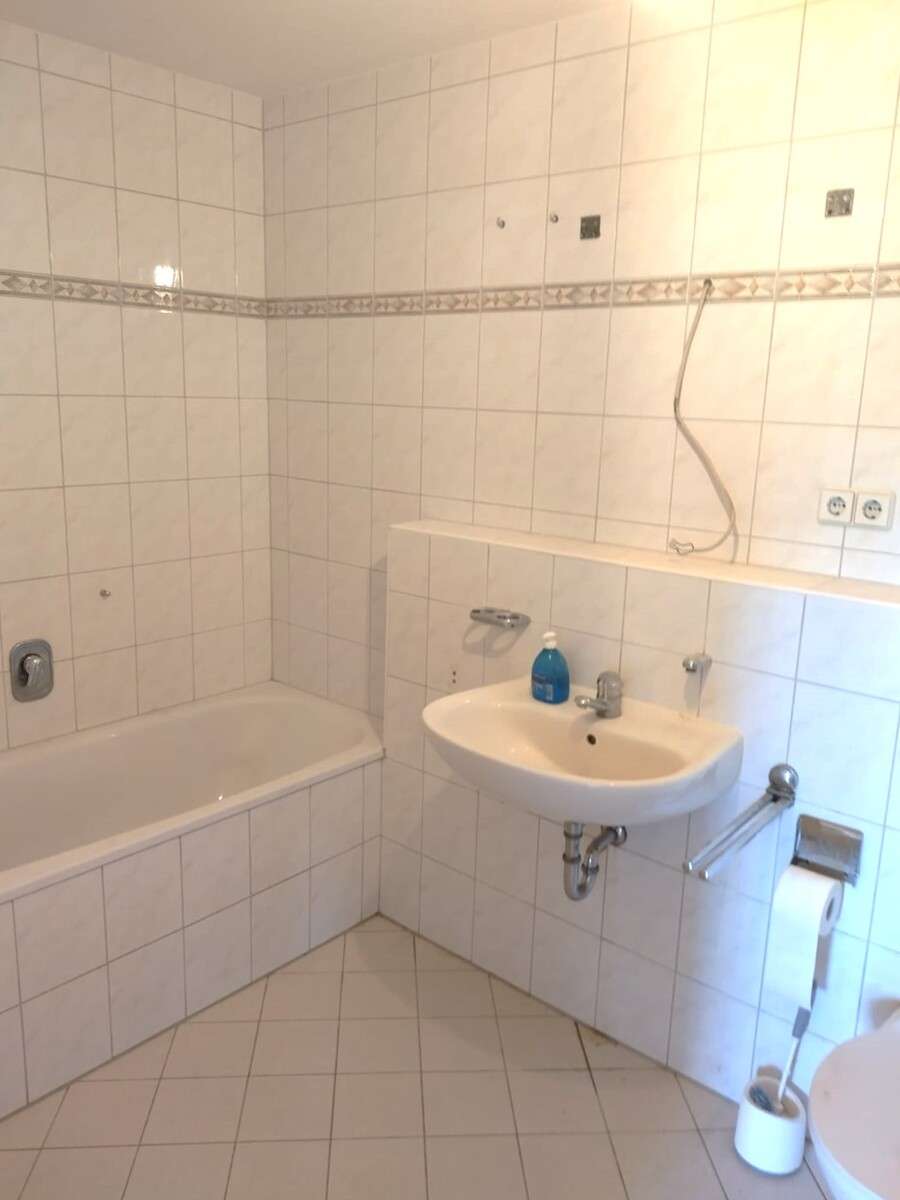 Immobilie in Crossen an der Elster - Helle 3-Raum-Wohnung mit EBK, Balkon, Stellplatz in guter Lage für Eigennutzer oder Kapitalanleger - Bild 1