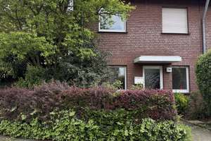 Reiheneckhaus in Duisburg Friemersheim mit Garage