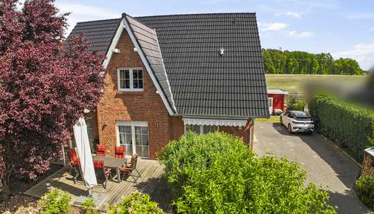 Bild von Friesengiebelhaus mit 6 Zimmern in ruhiger Randlage - Blick über die Felder