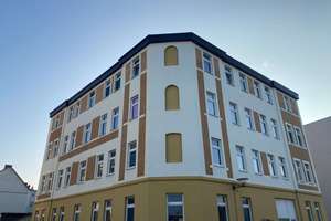 Geräumige Dachgeschoss-Wohnung mit Badewanne, Tageslichtbad und Einbauküche!