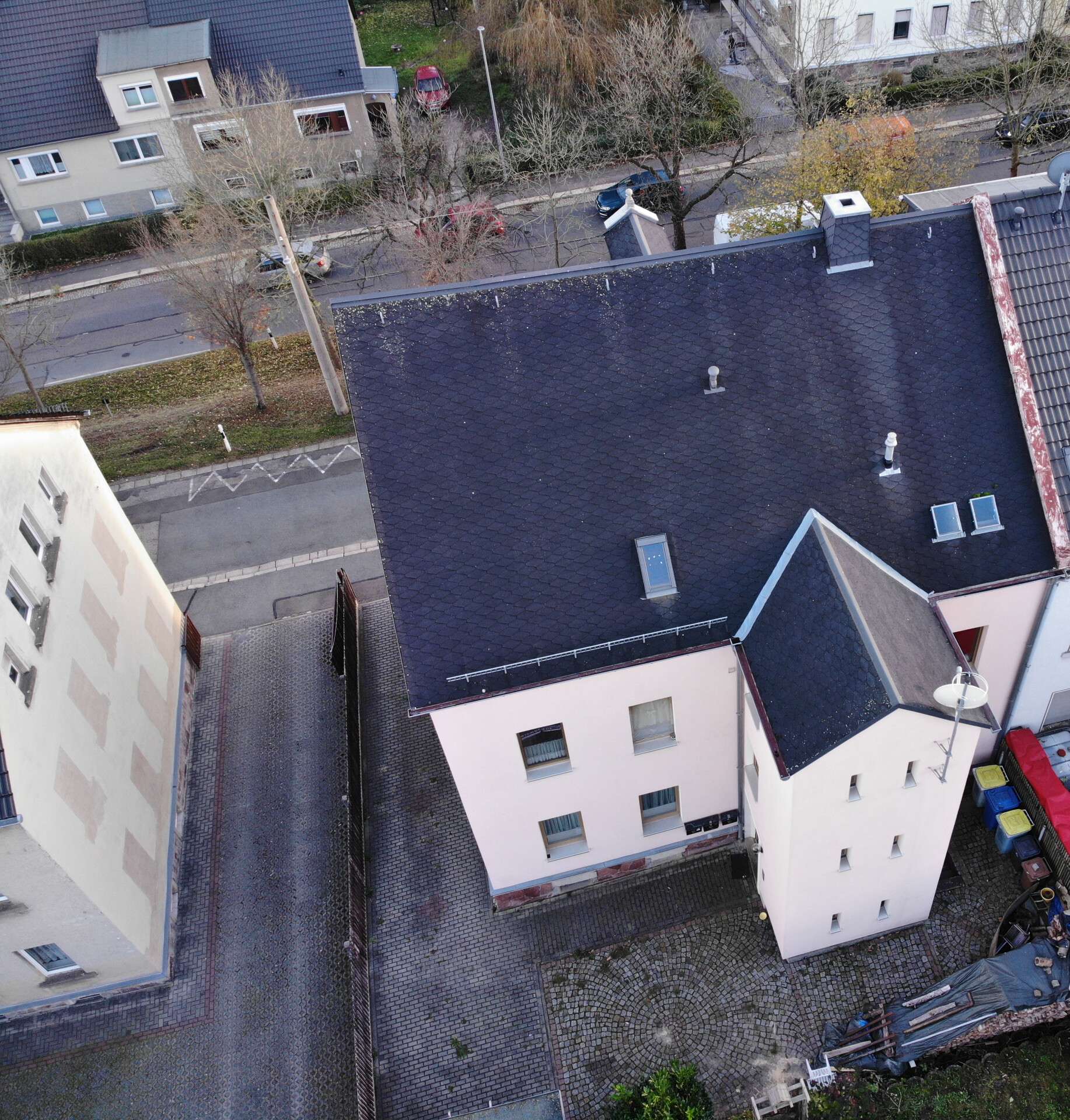 Wohnen & Vermieten: Mehrfamilienhaus mit Garten und Entwicklungspotenzial, Zwickau Kreis – Bild 1