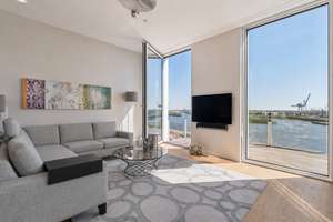 Urbaner Luxus trifft Waterfront-Living – einzigartige Designerwohnung an der Elbe – Die vollständige Adresse der Immobilie erhältst du vom Anbieter., 20457 HafenCity, Hamburg – Vorschaubild 1