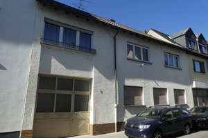Raum für Ihre Ideen: Zweifamilienhaus mit Halle in begehrter Lage von Sandhofen!