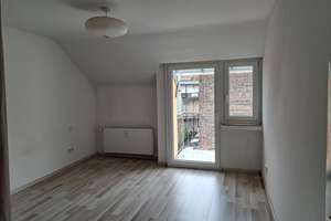 Geräumige Dachgeschosswohnung mit eigenem Balkon und Einbauküche – ideal auch für eine WG – Im Krahnenhof 5, 50668 Altstadt/Nord, Köln – Vorschaubild 7