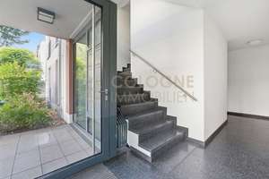 2-ZIMMER-ERDGESCHOSSWOHNUNG AUS 2018 "A" MIT SONNENTERRASSE/GARTEN UND TIEFGARAGE IN KÖLN-WEIDEN – Die vollständige Adresse der Immobilie erhältst du vom Anbieter., 50858 Weiden, Köln – Vorschaubild 3
